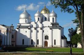 Un laboratoire mobile venu de France examine les églises antiques de Novgorod