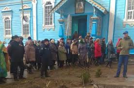 La police monte la garde autour de l’église d’un village d’Ukraine occidentale