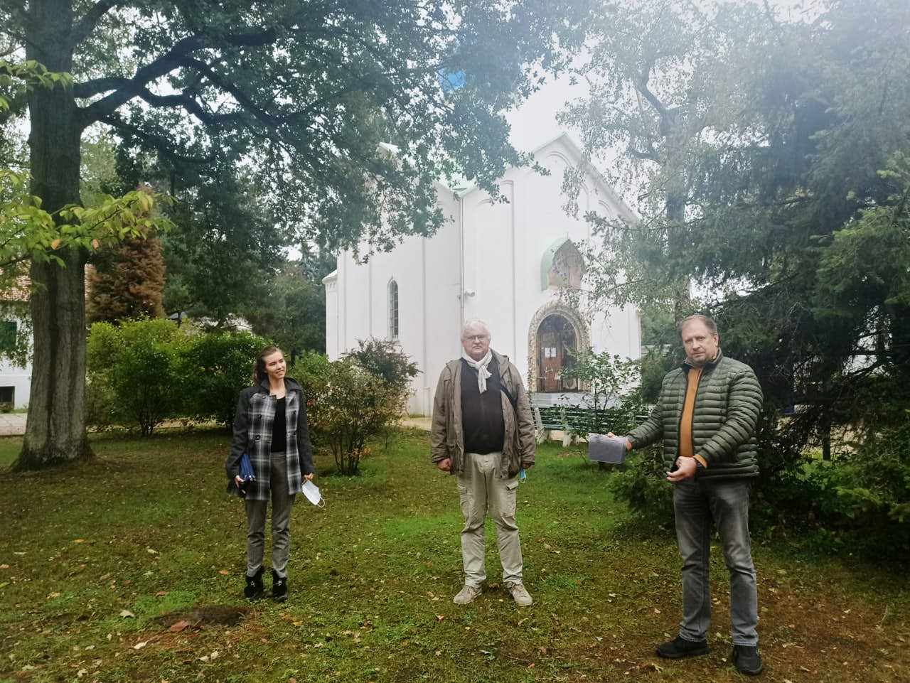 La terre recueillie sur le terrain paroissial de la nécropole russe de Sainte-Geneviève-des-Bois a été transférée dans une nouvelle église à Sébastopol à l’occasion du 100e anniversaire de « l’Exode russe »