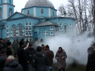 Qui le patriarche Bartholomée tolère-t-il en Ukraine et qui propose-t-il à la place