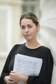 Marina Politova, maître de chorale de la cathédrale de la Sainte Trinité à Paris, va devenir responsable de la chaire des chorales du conservatoire Rachmaninov.