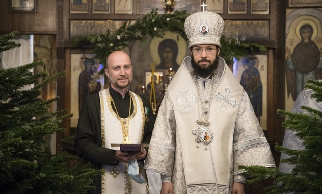 Le prêtre Nikolaï Tikhonchuk et le diacre Marc Andronikof, des professionnels de la santé, ont été décorés de médailles de l’Église orthodoxe russe « Gratitude patriarcale » pour leur lutte contre l’épidémie de coronavirus