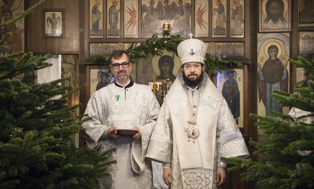 Le prêtre Nikolaï Tikhonchuk et le diacre Marc Andronikof, des professionnels de la santé, ont été décorés de médailles de l’Église orthodoxe russe « Gratitude patriarcale » pour leur lutte contre l’épidémie de coronavirus