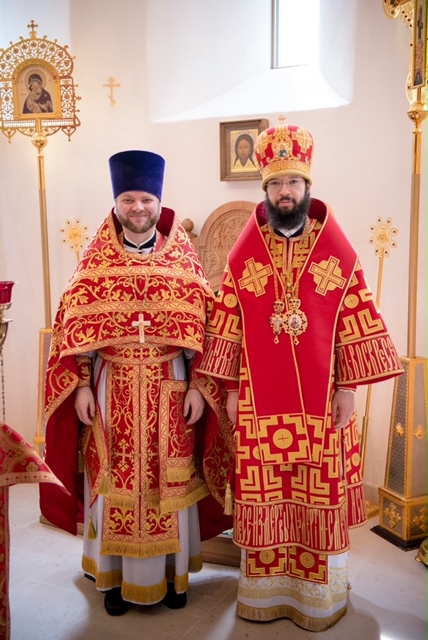  Mgr Antoine a  conféré le droit de porter un genouiller au père Maxime Politov  et a ordonné diacre Daniel Naberejny