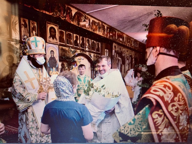 Le jour de l'Esprit Saint, Mgr Antoine a célébré la Divine Liturgie en l'église des Trois Saints Docteurs à Paris et a sacré prêtre le diacre Marc Andronikof