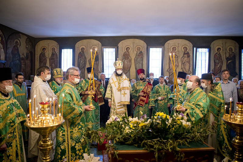 Le jour de l'Esprit Saint, Mgr Antoine a célébré la Divine Liturgie en l'église des Trois Saints Docteurs à Paris et a sacré prêtre le diacre Marc Andronikof