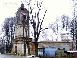 Une église sur le bord de la route