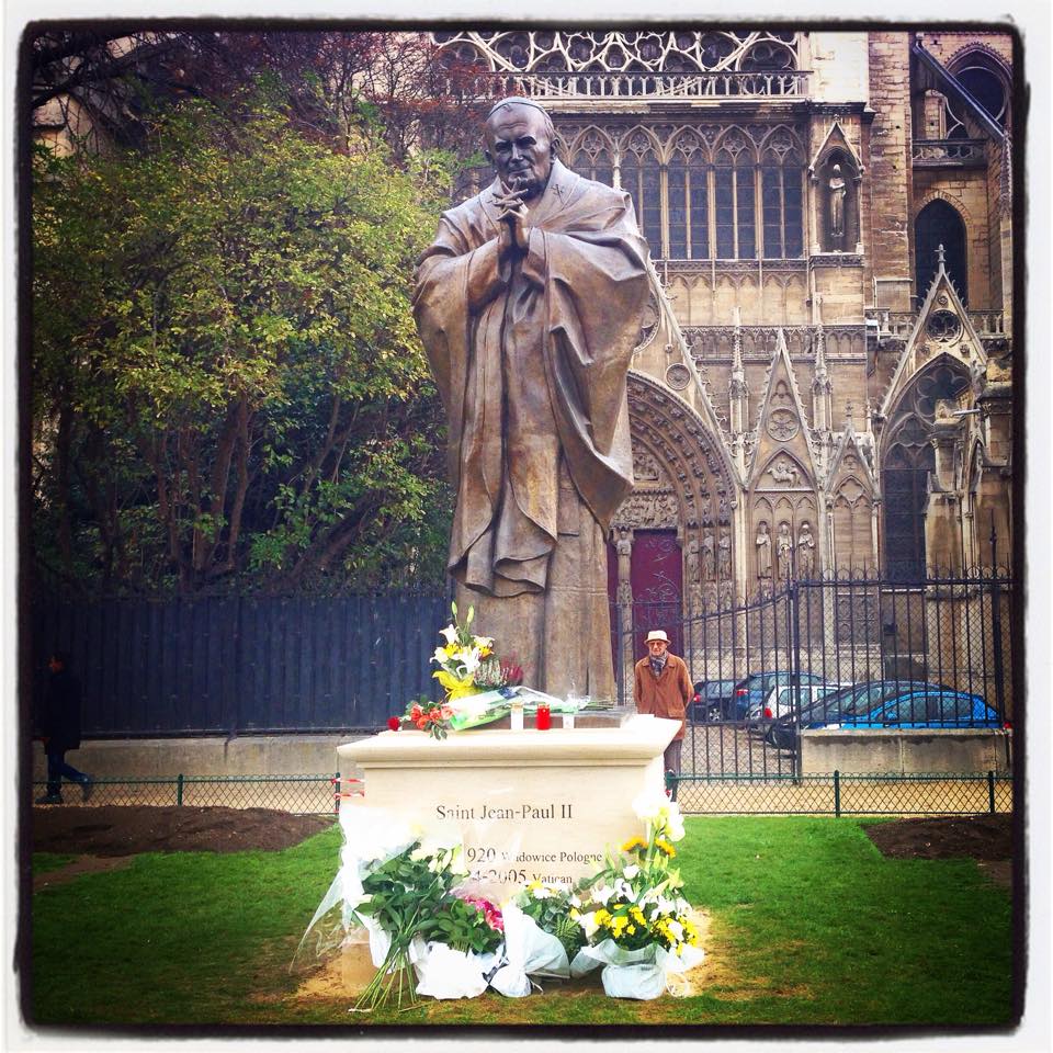 Une statue de Jean-Paul II dans le square Jean XXIII