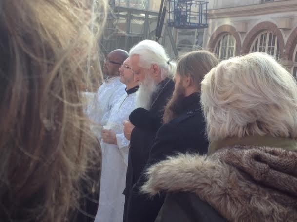 Un office d'action de grâce a été dit  par Mgr Nestor,évêque de Chersonèse à l'emplacement du  chantier de la cathédrale orthodoxe, quai Branly.