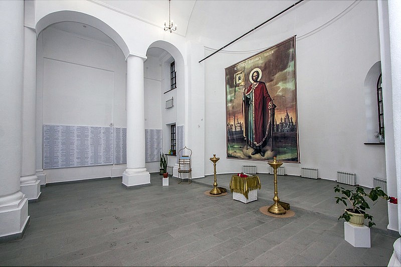 De grandes plaques sur lesquelles sont énumérées les victimes de la répression ont été installées dans l’église Saint Alexandre à Tobolsk