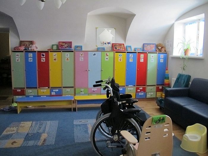 Les enfants derrière un mur de pierre