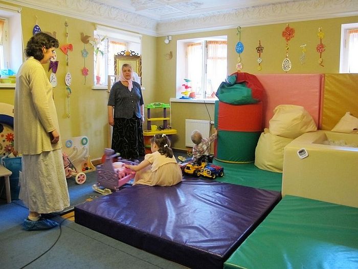 Les enfants derrière un mur de pierre