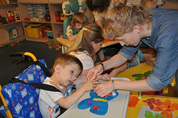 Les enfants derrière un mur de pierre
