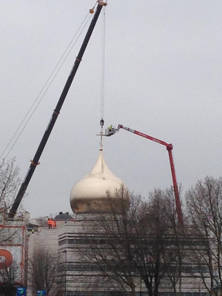 Le premier des cinq bulbes  et la croix de la cathédrale orthodoxe de la Sainte-Trinité domine désormais les berges de la Seine