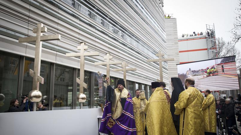 Le premier des cinq bulbes  et la croix de la cathédrale orthodoxe de la Sainte-Trinité domine désormais les berges de la Seine