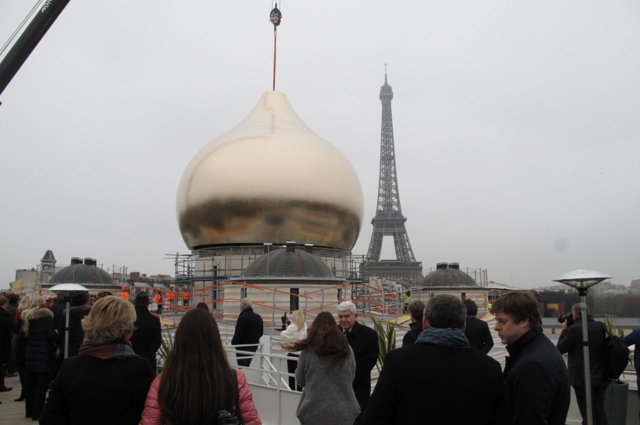 Le premier des cinq bulbes  et la croix de la cathédrale orthodoxe de la Sainte-Trinité domine désormais les berges de la Seine