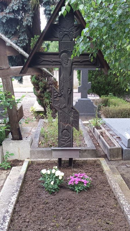 L’association de jeunesse « Chersonèse » a remis en ordre et aménagé  près de 50 tombes au cimetière de Sainte Geneviève des Bois