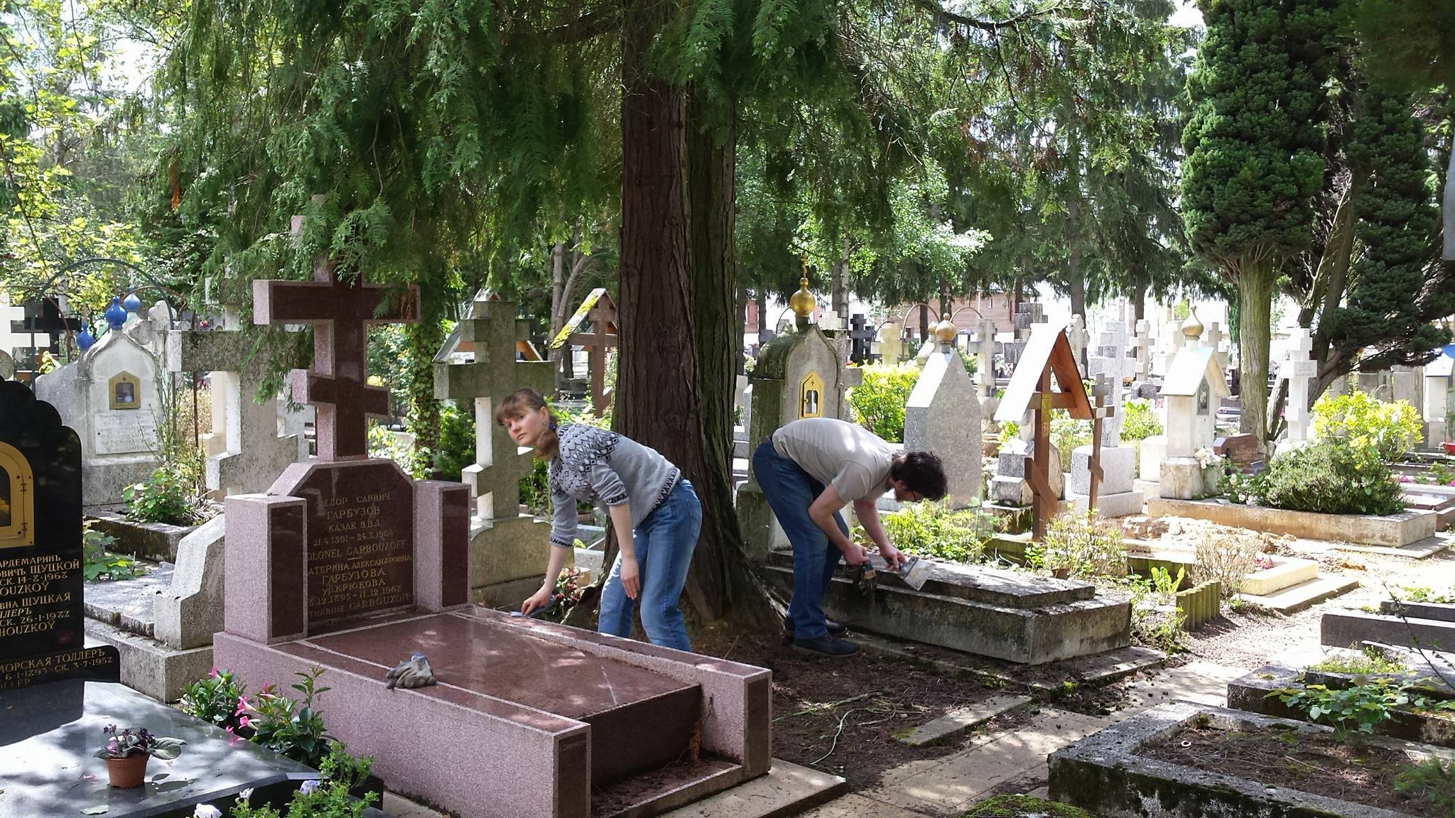 L’association de jeunesse « Chersonèse » a remis en ordre et aménagé  près de 50 tombes au cimetière de Sainte Geneviève des Bois