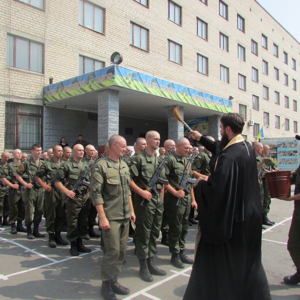 Des prêtres de l'Église orthodoxe ukrainienne (Patriarcat de Moscou) se sont rendus dans des unités des Forces armées ukrainiennes et y ont béni les nouvelles recrues