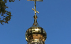 Strasbourg, une petite coupole couronnée d'une croix a été installée sur le faîte du portail de l'église de Tous les Saints