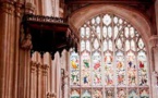 A la différence de ce qui s'est passé à Oxford et Harvard, la reconstruction d'églises orthodoxes au sein des Universités russes a suscité des protestations de journalistes