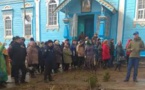 La police monte la garde autour de l’église d’un village d’Ukraine occidentale