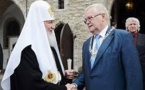 Le patriarche Cyrille décore Edgar Savisaar, maire de Tallin