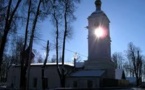 Une église sur le bord de la route