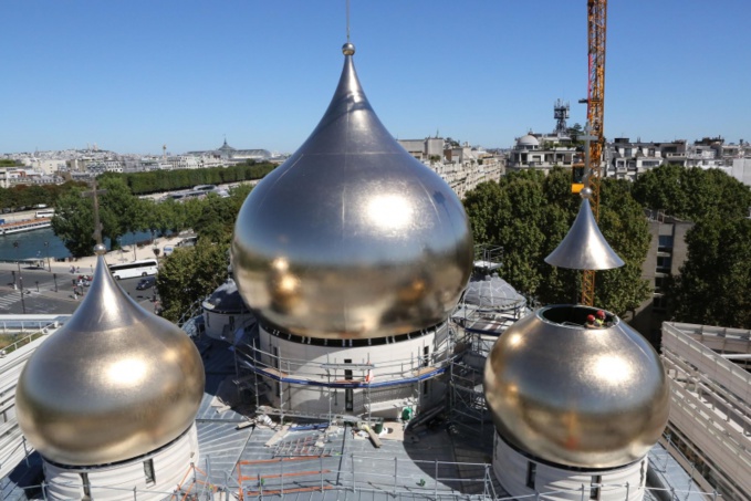 Toutes les cinq coupoles de l'église quai Branly sont désormais installées