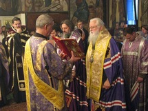 L'évêque Michel d'Europe occidentale a rendu visite à l'église des Trois-Saints-Docteurs à Paris