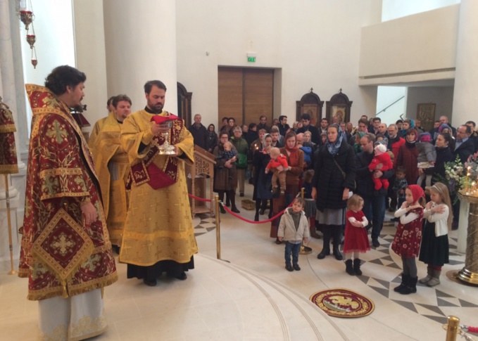 Le jour de la fête des Nouveaux-martyrs russes Mgr Nestor a célébré la Divine Liturgie à l'église Sainte-Trinité