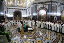 Le locum-tenens du siège patriarcal a présidé un office devant la dépouille du patriarche Alexis
