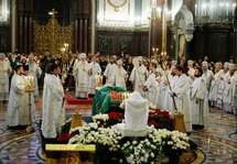 Six primats orthodoxes et des hauts représentants d'autres Eglises chrétiennes ont participé aux obsèques du patriarche Alexis Six primats orthodoxes et des hauts représentants d'autres Eglises chrétiennes ont participé aux obsèques du patriarche Alexis
