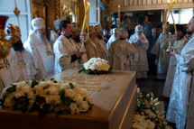 Liturgie auprès de la sépulture du patriarche Alexis quarante jours après son décès