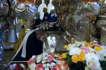 Mgr Cyrille prie auprès des reliques de sainte Matrone pour le prochain concile