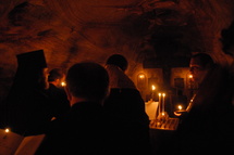 L'archevêque Innocent célèbre un office sur la tombe de Mgr Benjamin Fedtchenkov L'archevêque Innocent célèbre un office sur la tombe de Mgr Benjamin Fedtchenkov