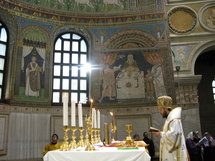 Le métropolite Hilarion célèbre une liturgie à l'église Saint-Apollinaire de Ravenne