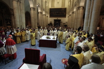 Célébration orthodoxe devant le Saint-Suaire de Turin