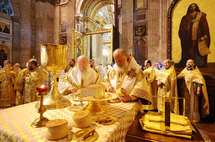 Les patriarches de Moscou et de Constantinople célèbrent une liturgie à la cathédrale Saint-Isaac de Saint-Pétersbourg