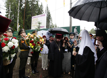 Le patriarche Cyrille en visite à Katyn: "Ce lieu doit être celui de la prière commune" Le patriarche Cyrille en visite à Katyn: "Ce lieu doit être celui de la prière commune"