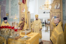 Mgr Nestor, évêque de Chersonèse, a célébré la Divine Liturgie de la fête de tous les saints de la terre Russe