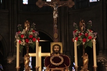 Pèlerinage auprès de la Couronne d'épines à Notre-Dame de Paris