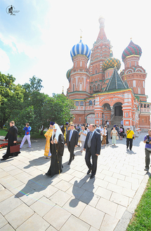 La célèbre église de la Protection de la Mère de Dieu (Saint-Basile le Bienheureux) sur la place Rouge de Moscou fête ses 450 ans