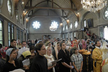 Liturgie orthodoxe célébrée à la cathédrale d'Amiens devant le Chef de Saint Jean-Baptiste Liturgie orthodoxe célébrée à la cathédrale d'Amiens devant le Chef de Saint Jean-Baptiste