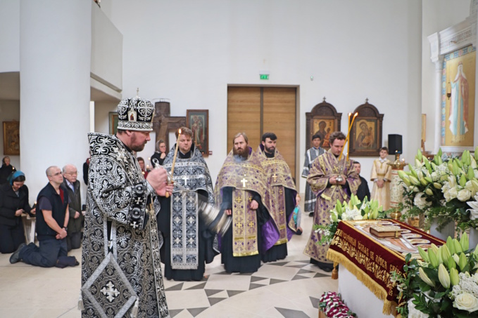 Le Vendredi Saint: les vêpres avec la Mise au Tombeau célébrées par Son Éminence Jean, métropolite de Chersonèse