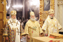 Le patriarche Théodore d'Alexandrie et le métropolite Christophe de Prague célèbrent la divine liturgie avec le patriarche Cyrille à la cathédrale de Moscou