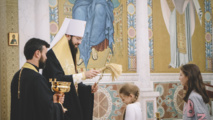 Mgr Antoine, métropolite de Chersonèse et d’Europe occidentale, a célébré un office d’intercession pour les élèves de l’école paroissiale de la cathédrale de la Sainte-Trinité