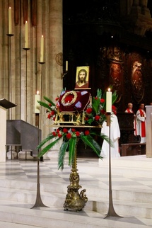 L'évêque de Chersonèse a participé à la vénération de la Couronne d'épines à Notre-Dame de Paris