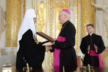 Le patriarche Cyrille de Moscou et Mgr Jozef Michalik, président de la Conférence des évêques catholiques de Pologne, signent une déclaration commune