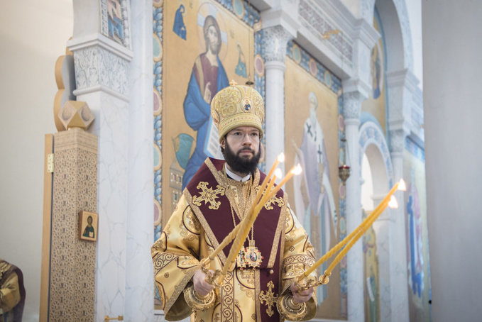 Son Éminence Antoine, l'éxarque du Patriarche, a célébré la Divine liturgie en la cathédrale de la Sainte-Trinité à Paris
